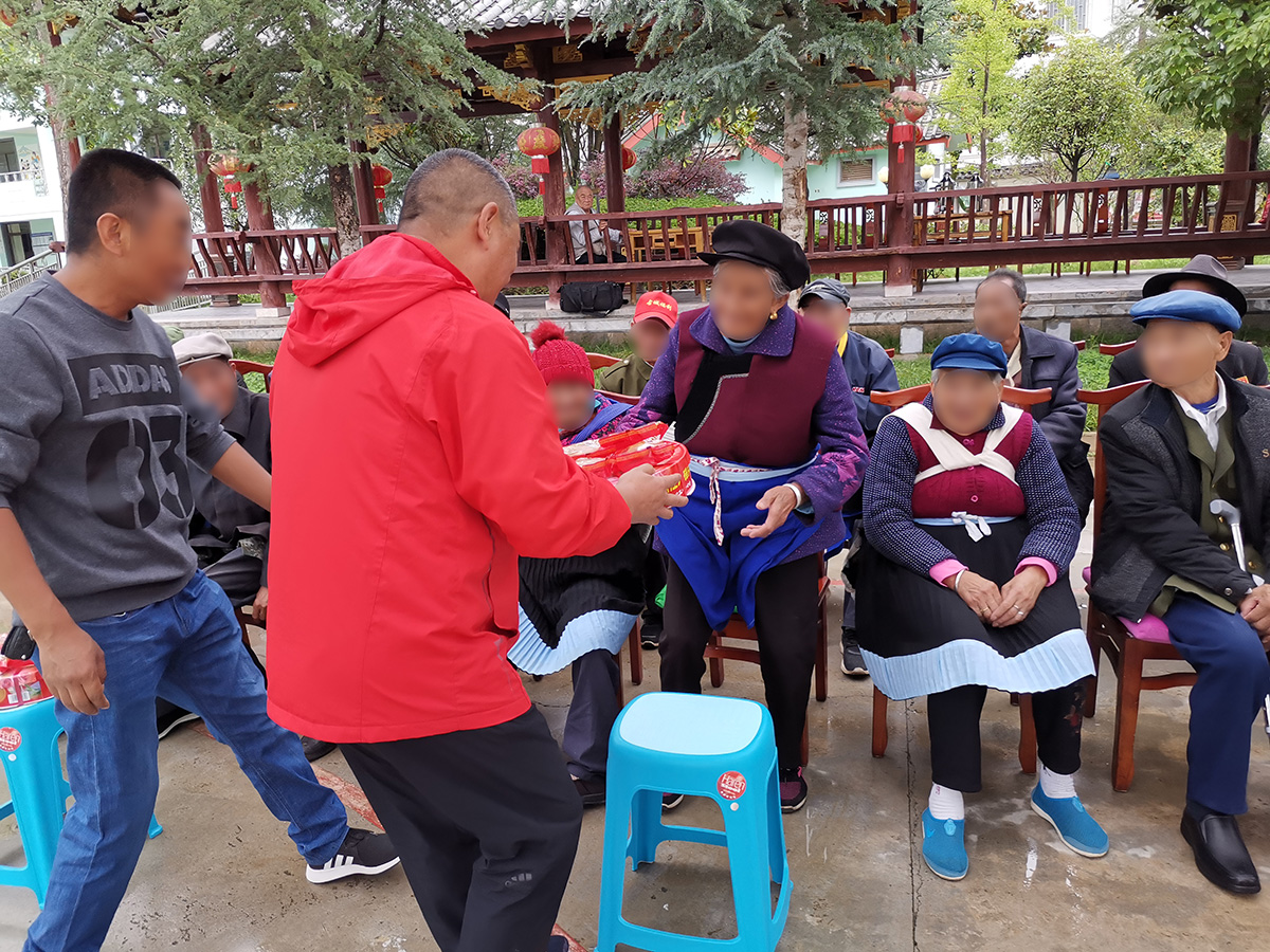 慰問福利院、聾啞學校